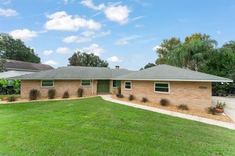 House in Eustis, Florida 4 bedrooms, 373.37 sq.m. № 2142650