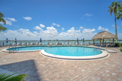Copropriété à louer à Bay Harbor Islands, Floride: 1 chambre, 88.26 m2 № 2262986 - photo 21