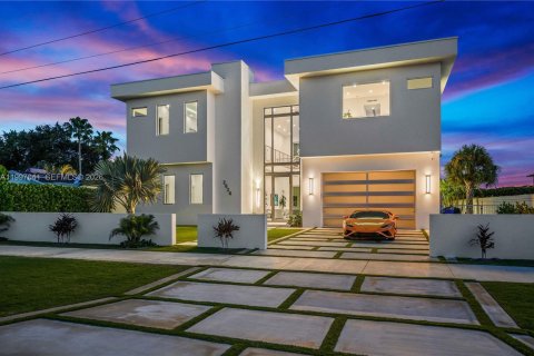 House in Jupiter, Florida 5 bedrooms, 466.74 sq.m. № 2059023 - photo 3