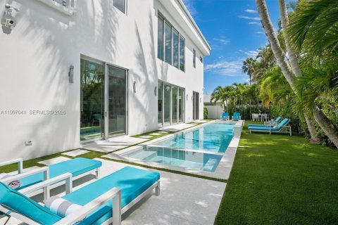 House in Jupiter, Florida 5 bedrooms, 466.74 sq.m. № 2059023 - photo 7