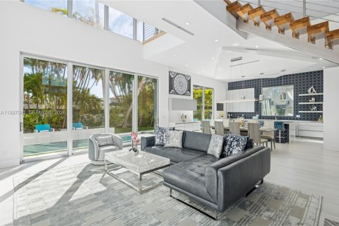 House in Jupiter, Florida 5 bedrooms, 466.74 sq.m. № 2059023 - photo 16