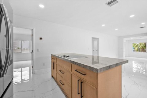 Immobilier commercial à vendre à Miami, Floride: 199.83 m2 № 1928930 - photo 6