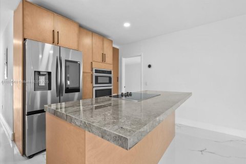 Immobilier commercial à vendre à Miami, Floride: 199.83 m2 № 1928930 - photo 4