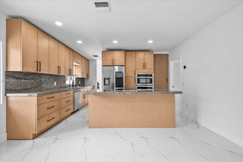 Immobilier commercial à vendre à Miami, Floride: 199.83 m2 № 1928930 - photo 3