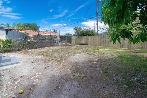 House in Miami, Florida 3 bedrooms, 53.51 sq.m. № 1973181 - photo 18