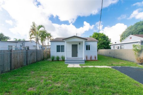 House in Miami, Florida 3 bedrooms, 53.51 sq.m. № 1973181 - photo 2