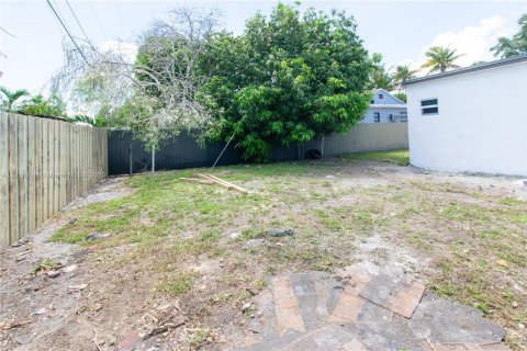 House in Miami, Florida 3 bedrooms, 53.51 sq.m. № 1973181 - photo 17
