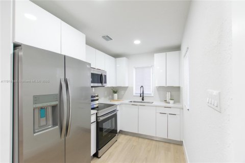 House in Miami, Florida 3 bedrooms, 53.51 sq.m. № 1973181 - photo 7