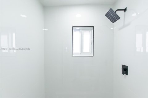 House in Miami, Florida 3 bedrooms, 53.51 sq.m. № 1973181 - photo 14