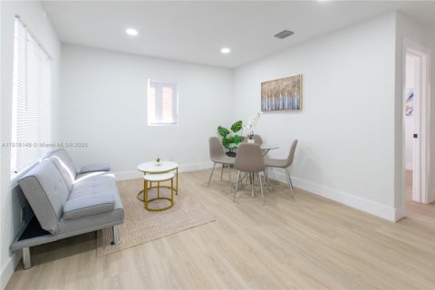 House in Miami, Florida 3 bedrooms, 53.51 sq.m. № 1973181 - photo 5