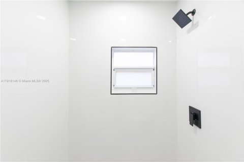 House in Miami, Florida 3 bedrooms, 53.51 sq.m. № 1973181 - photo 10