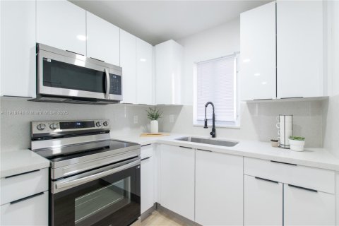 House in Miami, Florida 3 bedrooms, 53.51 sq.m. № 1973181 - photo 8