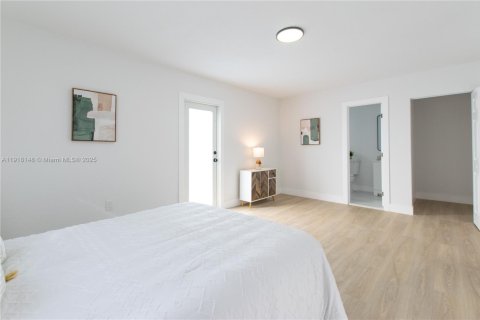 House in Miami, Florida 3 bedrooms, 53.51 sq.m. № 1973181 - photo 11