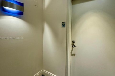 Condo in Miami, Florida, 3 bedrooms  № 2042696