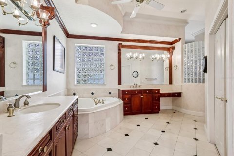 House in Windermere, Florida 5 bedrooms, 452.99 sq.m. № 2207787 - photo 21