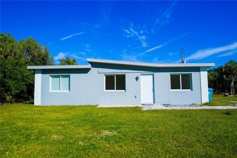 House in Punta Gorda, Florida 4 bedrooms, 136.01 sq.m. № 1530825 - photo 1