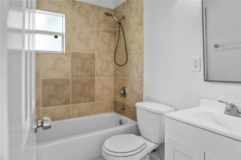 House in Punta Gorda, Florida 4 bedrooms, 136.01 sq.m. № 1530825 - photo 9