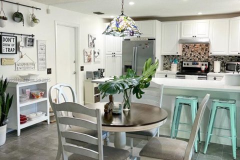 House in Miami, Florida 3 bedrooms, 129.78 sq.m. № 1994100 - photo 13