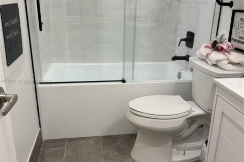 House in Miami, Florida 3 bedrooms, 129.78 sq.m. № 1994100 - photo 7