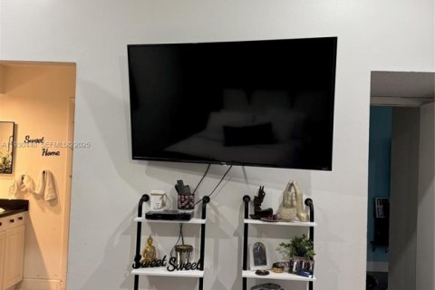 House in Miami, Florida 3 bedrooms, 129.78 sq.m. № 1994100 - photo 5