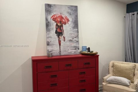 House in Miami, Florida 3 bedrooms, 129.78 sq.m. № 1994100 - photo 4