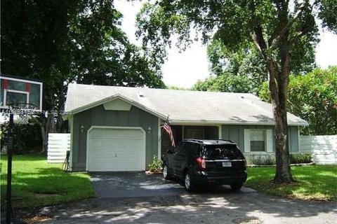 House in Miami, Florida 3 bedrooms, 129.78 sq.m. № 1994100 - photo 1