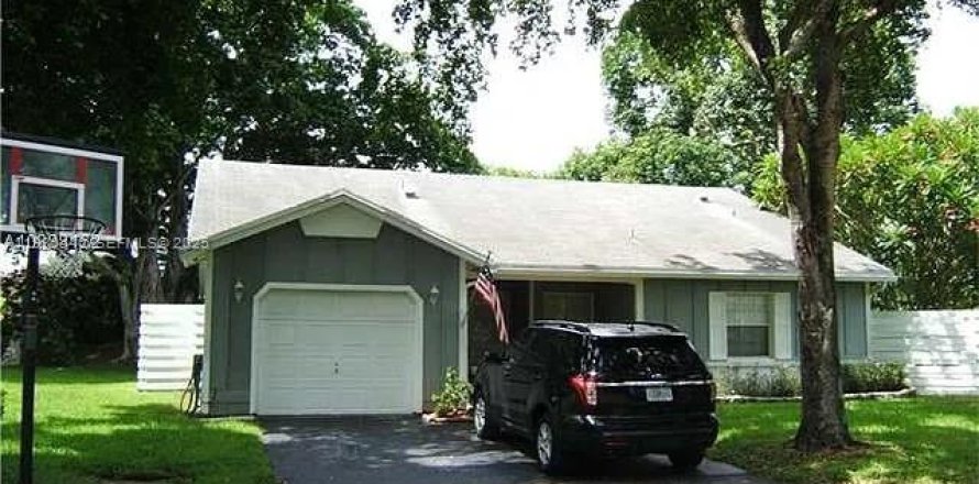 House in Miami, Florida 3 bedrooms, 129.78 sq.m. № 1994100