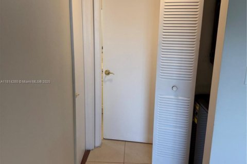 Condo in Miami, Florida, 1 bedroom  № 1766824 - photo 7