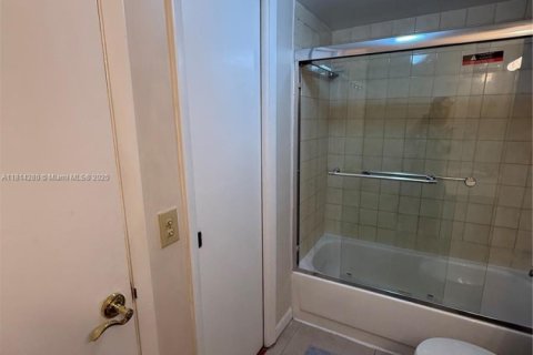 Condo in Miami, Florida, 1 bedroom  № 1766824 - photo 8