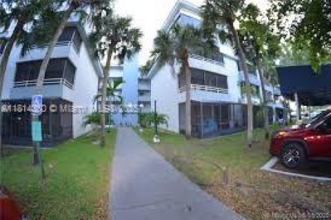 Condo in Miami, Florida, 1 bedroom  № 1766824 - photo 16