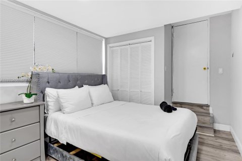 Casa en alquiler en Miami, Florida, 4 dormitorios, 219.25 m2 № 2152474 - foto 16