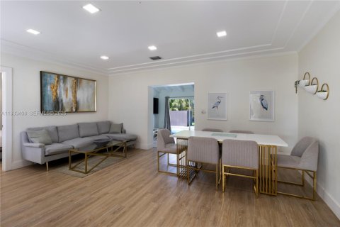 Casa en alquiler en Miami, Florida, 4 dormitorios, 219.25 m2 № 2152474 - foto 6