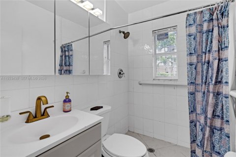 Casa en alquiler en Miami, Florida, 4 dormitorios, 219.25 m2 № 2152474 - foto 22