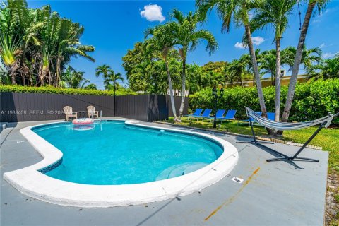 Casa en alquiler en Miami, Florida, 4 dormitorios, 219.25 m2 № 2152474 - foto 30