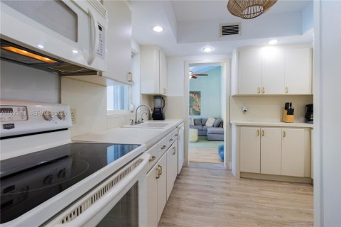 Casa en alquiler en Miami, Florida, 4 dormitorios, 219.25 m2 № 2152474 - foto 25