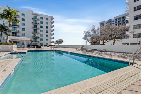 Condo in Hollywood, Florida, 2 bedrooms  № 1850889 - photo 20