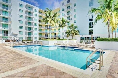 Condo in Hollywood, Florida, 2 bedrooms  № 1850889 - photo 1