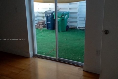 Villa ou maison à louer à Miami, Floride: 2 chambres, 79.15 m2 № 1963247 - photo 16