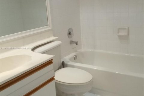 Villa ou maison à louer à Miami, Floride: 2 chambres, 79.15 m2 № 1963247 - photo 10