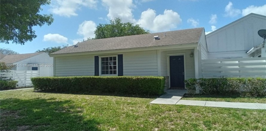 Villa ou maison à Miami, Floride 2 chambres, 79.15 m2 № 1963247