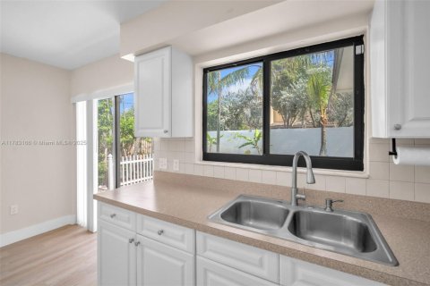 House in Sunrise, Florida 3 bedrooms, 126.72 sq.m. № 1756593 - photo 16