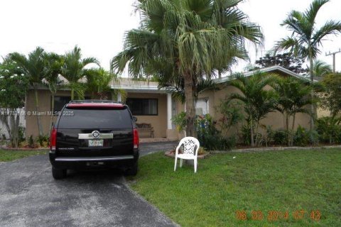House in Sunrise, Florida 3 bedrooms, 126.72 sq.m. № 1756593 - photo 1