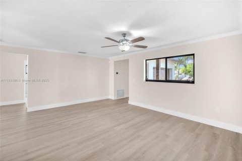 House in Sunrise, Florida 3 bedrooms, 126.72 sq.m. № 1756593 - photo 10