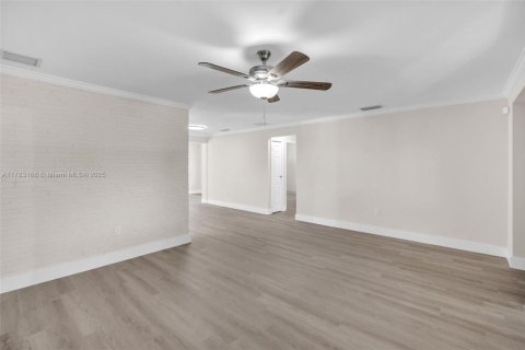 House in Sunrise, Florida 3 bedrooms, 126.72 sq.m. № 1756593 - photo 9