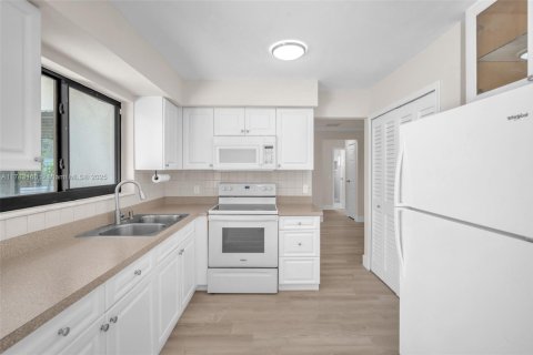 House in Sunrise, Florida 3 bedrooms, 126.72 sq.m. № 1756593 - photo 15