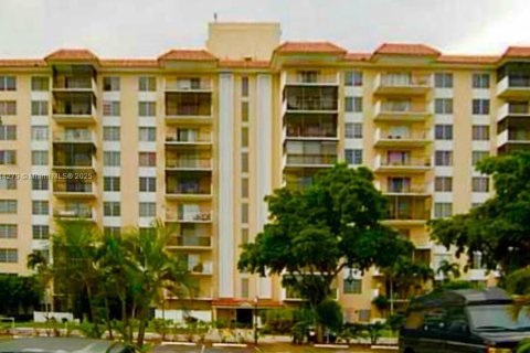 Condo in Lauderhill, Florida, 2 bedrooms  № 1972850 - photo 1