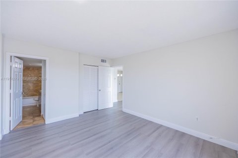 Купить кондоминиум в Лодерхилл, Флорида 6 комнат, 90.3м2, № 1972850 - фото 25