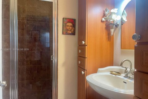 Condominio en venta en Hialeah Gardens, Florida, 3 dormitorios, 128.21 m2 № 2017657 - foto 6