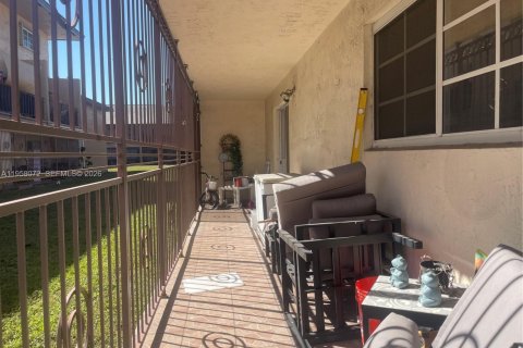 Condominio en venta en Hialeah Gardens, Florida, 3 dormitorios, 128.21 m2 № 2017657 - foto 13