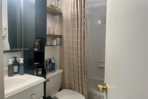 Condominio en venta en Hialeah Gardens, Florida, 3 dormitorios, 128.21 m2 № 2017657 - foto 12
